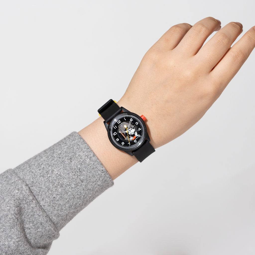 Disney Collection ミッキー ブラック：ウィンドウ – Q&Q